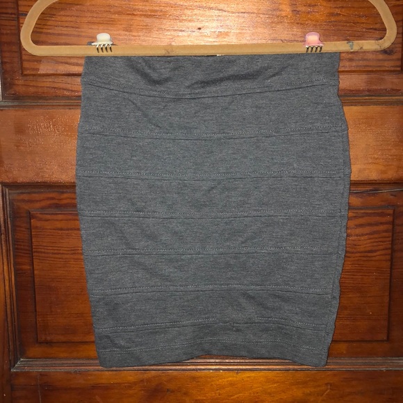 Short pencil skirt - Picture 2 of 4